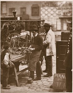 The Street Locksmith、from &39;Street Life in London&39;、1877-78（woodburytype） 作： John Thomson